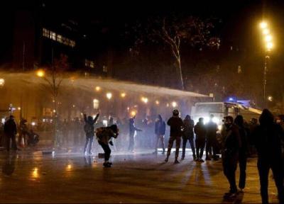 پلیس فرانسه برای متفرق کردن معترضان از گاز اشک آور استفاده کرد